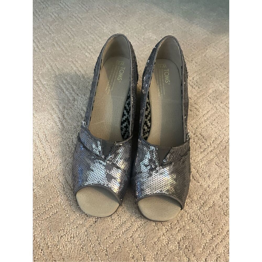 NWOB Tom’s Pewter Sequin Wedge Sandal
